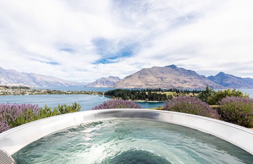 Queenstown House | Discover Wakatipu Gem: Lakehouse with Hot Tub & Views