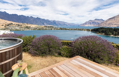 Queenstown House | Discover Wakatipu Gem: Lakehouse with Hot Tub & Views