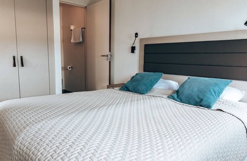 Ouddorp Cabin | Wake up at the beach with the luxury & service of a hotel.