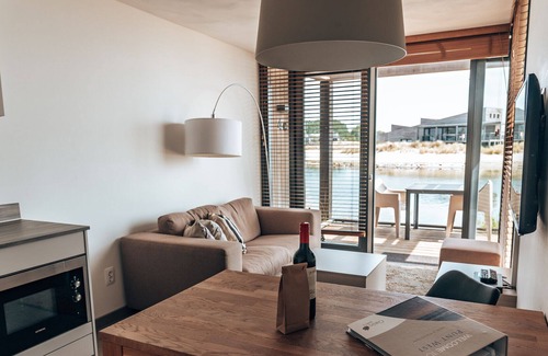 Ouddorp Cabin | Wake up at the beach with the luxury & service of a hotel.