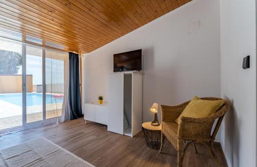 Angeiras Apartment | Relax by the Ocean at House with Pool AP2
