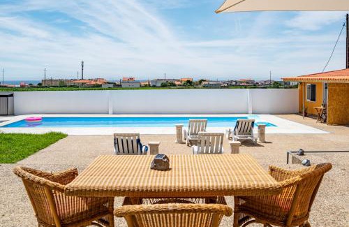 Angeiras Apartment | Relax by the Ocean at House with Pool AP2