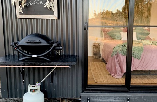 Frog Rock Cabin | Enchanting Sunrise Cabin on 25 Acres Near Mudgee Wineries