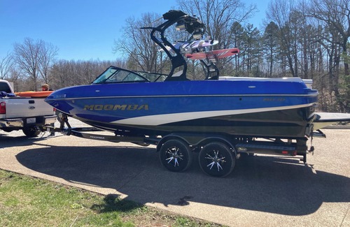 Byrdstown Boat Rental | Experience Wakeboarding Fun with Expert Guidance