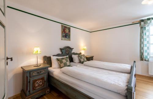 Seeshaupt Apartment | Pet-Friendly Escape at Schlossgaststätte Hohenberg