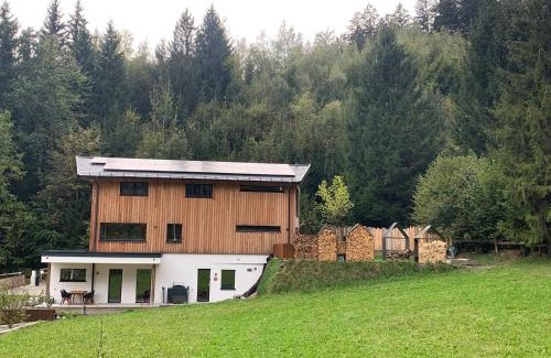 Rum Apartment | Waldblick: Modern Retreat with Hot Tub Near Innsbruck