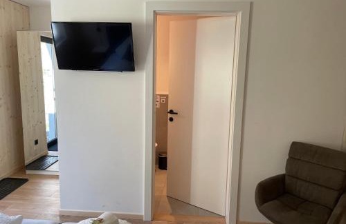 Rum Apartment | Waldblick: Modern Retreat with Hot Tub Near Innsbruck