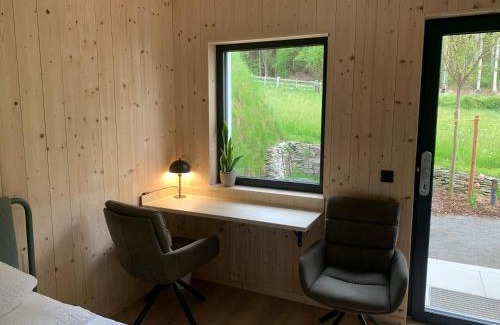 Rum Apartment | Waldblick: Modern Retreat with Hot Tub Near Innsbruck