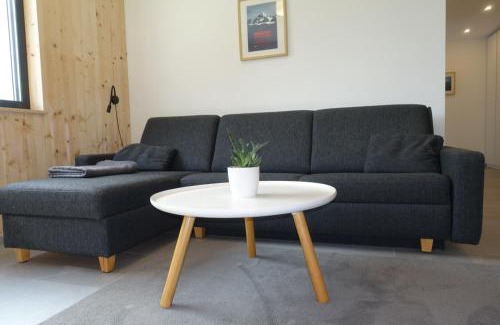 Rum Apartment | Waldblick: Modern Retreat with Hot Tub Near Innsbruck