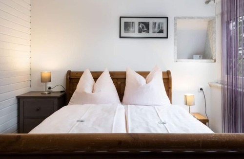 Ferienhausgebiet Hillenseifen House | Cozy Waldferienpark Gerolstein: Pet-Friendly Retreat Awaits