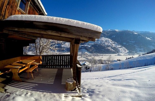 Emberg Cabin | Waldhütte - Ski In/Ski Out with Ocean View & Family Amenities