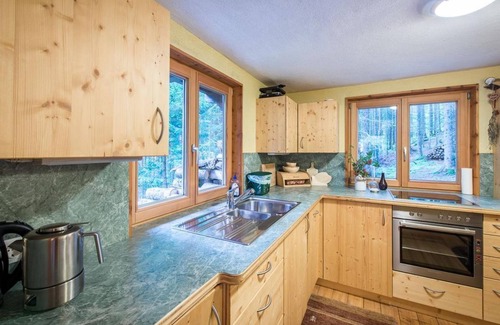 Pill Apartment | Cozy Waldhütte: Your Family-Friendly Chalet Retreat