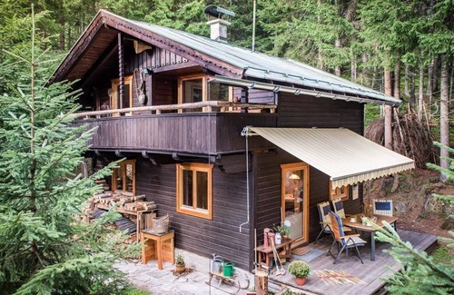 Pill Apartment | Cozy Waldhütte: Your Family-Friendly Chalet Retreat