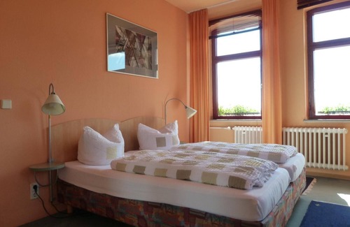 Thumirnicht Hotel | Budget-Friendly Waldhaus Colditz Garni with Breakfast Included