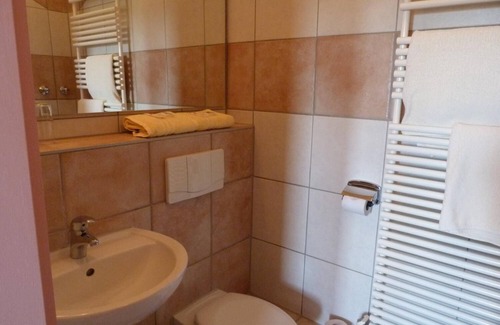 Thumirnicht Hotel | Budget-Friendly Waldhaus Colditz Garni with Breakfast Included