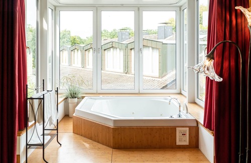 Wesel Hotel | Elegant Waldhotel Tannenhäuschen: Pool, Spa & 9/10 Rating