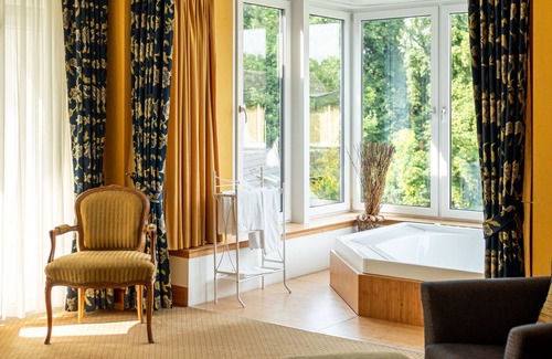Wesel Hotel | Elegant Waldhotel Tannenhäuschen: Pool, Spa & 9/10 Rating