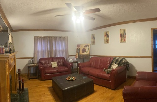 South Kansas City House | Escape to Waldo Get Away at LJ's: Spa & Family Fun