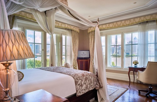 Downtown Shanghai Hotel | Elegant Waldorf Astoria Shanghai on the Bund with Spa & Pool