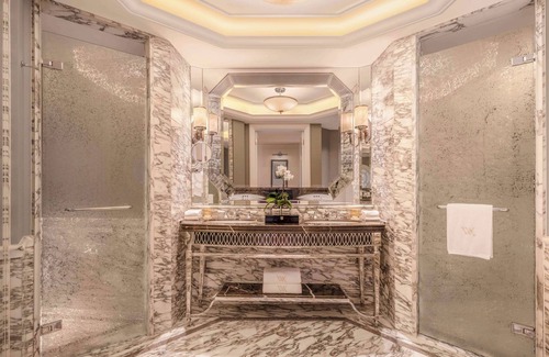 Downtown Shanghai Hotel | Elegant Waldorf Astoria Shanghai on the Bund with Spa & Pool