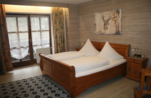 Bad Griesbach im Rottal Hotel | Waldpension Jägerstüberl: Family-Friendly Retreat with Hot Tub