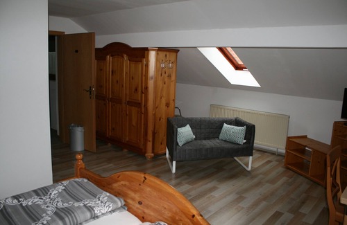 Bad Griesbach im Rottal Hotel | Waldpension Jägerstüberl: Family-Friendly Retreat with Hot Tub