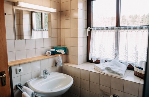Bad Griesbach im Rottal Hotel | Waldpension Jägerstüberl: Family-Friendly Retreat with Hot Tub