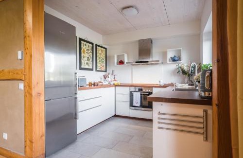 Kroepelin Apartment | Experience Waldsiedlung No2: Family-Friendly Retreat