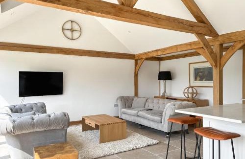 Kingstone House | Top-Rated Walford Lodge with Hot Tub & Kid-Friendly Amenities
