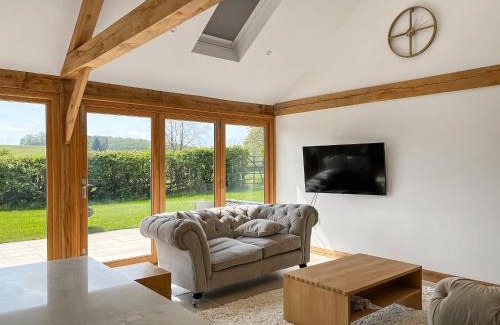 Kingstone House | Top-Rated Walford Lodge with Hot Tub & Kid-Friendly Amenities