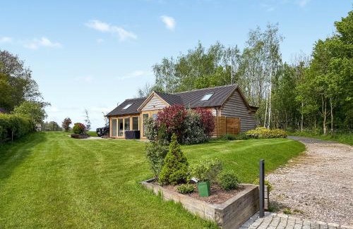Kingstone House | Top-Rated Walford Lodge with Hot Tub & Kid-Friendly Amenities