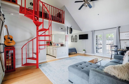 Rutledge Hill Condo | Delightful CityWalk Hotel with Balcony and Ocean Views