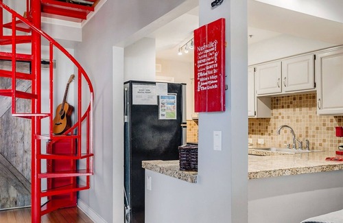 Rutledge Hill Condo | Delightful CityWalk Hotel with Balcony and Ocean Views