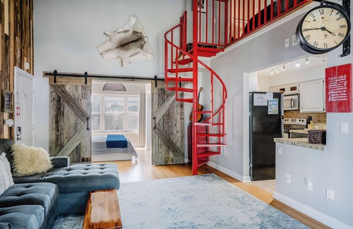 Rutledge Hill Condo | Delightful CityWalk Hotel with Balcony and Ocean Views