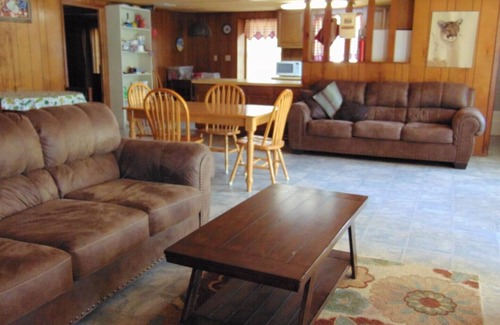 Concan Cabin | Explore River Road: Top-Rated Hotel with Kitchen & Breakfast