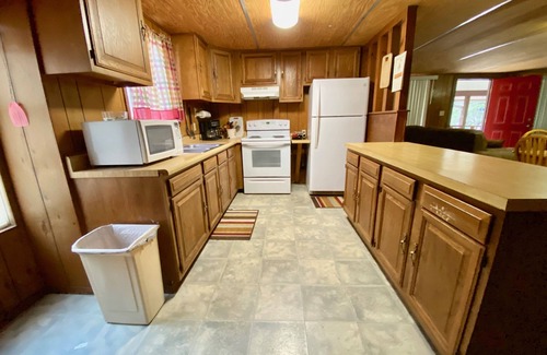 Concan Cabin | Explore River Road: Top-Rated Hotel with Kitchen & Breakfast