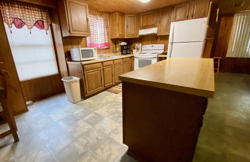 Concan Cabin | Walk 2 River & Entertainment & Hippie Chicks, River Road, Heart of Concan!