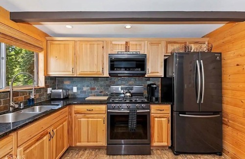 Lake Arrowhead Hotel | Walk to Village, Relax on Deck with Pool & Family-Friendly Perks