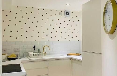 Kelvinbridge Apartment | Conveniently Located Cosy Flat with Pet-Friendly Amenities