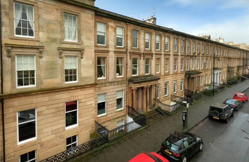 Kelvinbridge Apartment | Conveniently Located Cosy Flat with Pet-Friendly Amenities