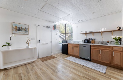 Pasadena House | Cozy King Bed Room with Private Parking in Pasadena