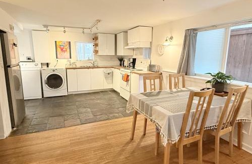 Kitsilano House | Ideal Location in Kitsilano: Walk to Beach & Relaxing Hot Tub