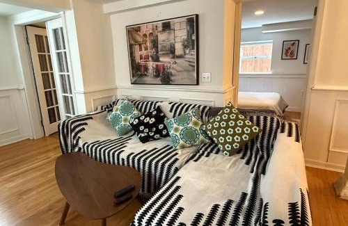 Kitsilano House | Ideal Location in Kitsilano: Walk to Beach & Relaxing Hot Tub