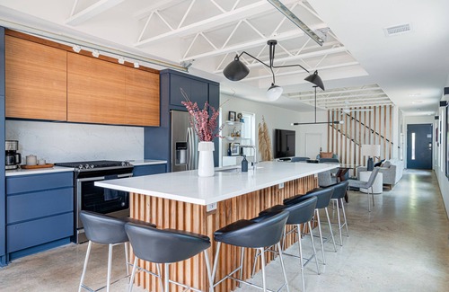 Waller Creek District House | Modern Downtown Retreat with Pool & Spa - Guest Rated 9.8