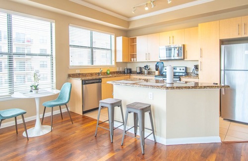 Cityplace Apartment | Walk Everywhere! 1BR Uptown Corner Unit | Gym+Pool