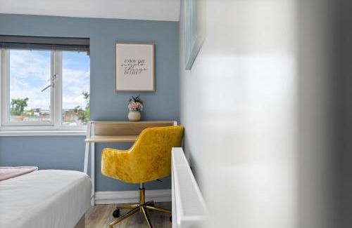 Bedford Apartment | Walk from station , Comfy King Size , ideal work stays