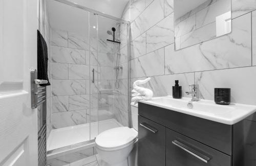 Bedford Apartment | Walk from station , Comfy King Size , ideal work stays