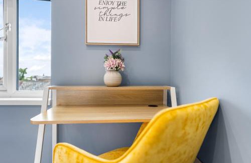 Bedford Apartment | Walk from station , Comfy King Size , ideal work stays
