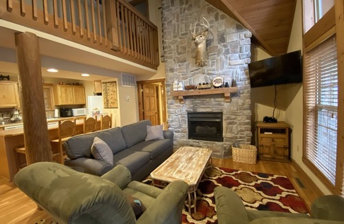 Branson West House | Experience Rustic Comfort at Walk-in! Lodge #1 StoneBridge