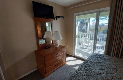 Belle Vista Resort | Relax at Your Beachfront Condo with Pool Access for 6